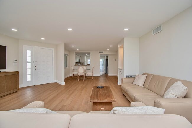 Building Photo - 7248 Clunie Pl