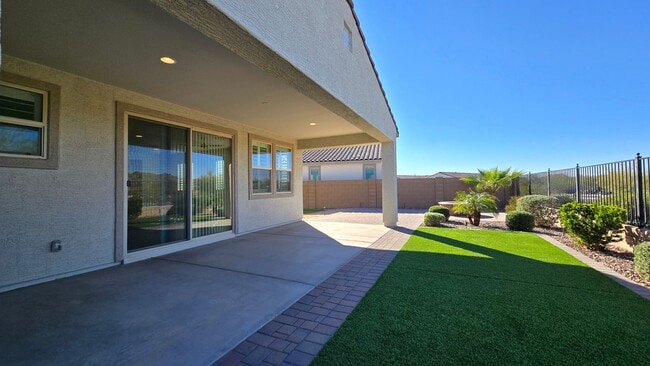 Building Photo - Pristine home in amenity rich Estrella Mountain Ranch!