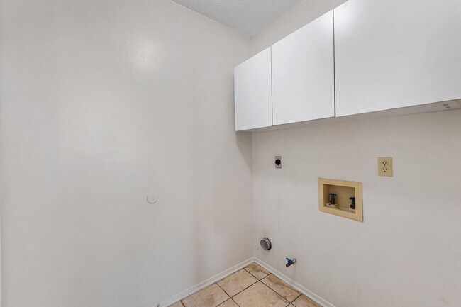 Building Photo - 1569 Meadowbrook Ct