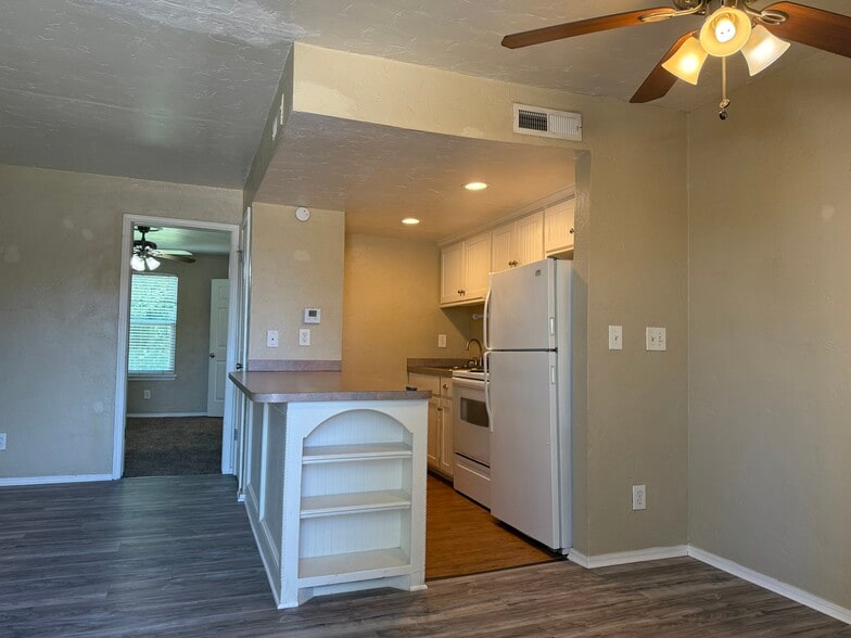 Kitchen pic 3 - The Colonies Apartments