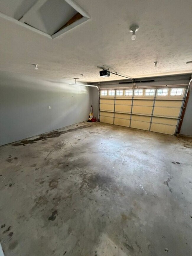 Building Photo - 410 Goldenrod Dr