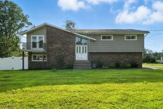 Building Photo - 31 Crescent Dr