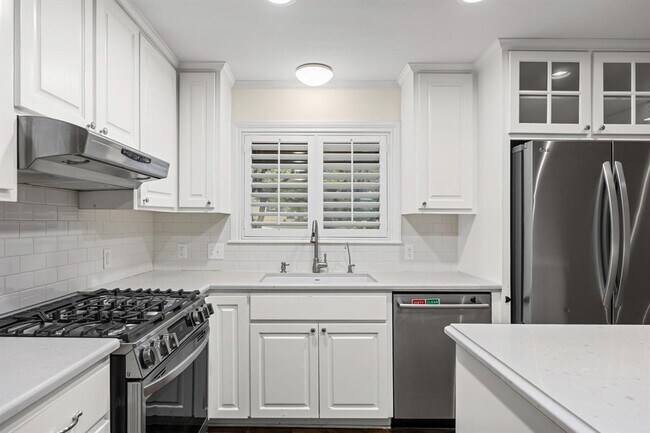 Building Photo - 7103 Mesa Dr
