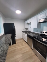 Building Photo - 707 Bedford St