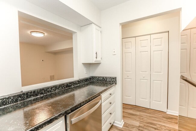 Building Photo - WILLIAMSBURG 2 Bedroom 1.5 Bath Townhome