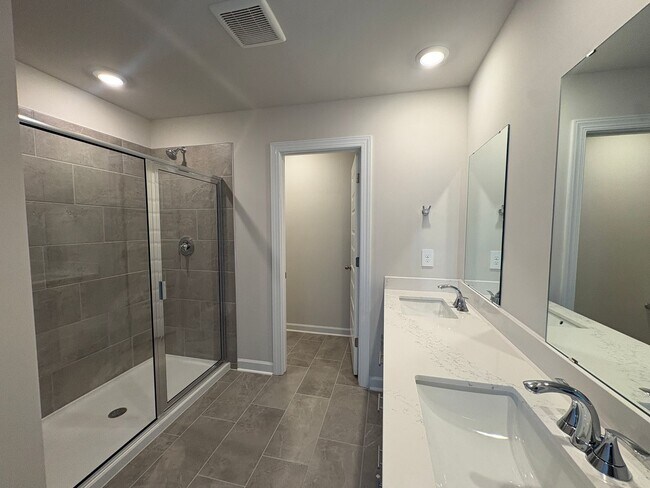 Building Photo - Beautiful Home with Space, Comfort & Modern Convenience