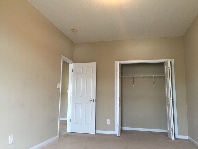 Building Photo - 2 bed, 2 bath, 2 car garage, ranch style t...