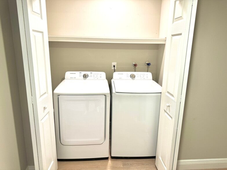 Building Photo - 6054 Amberly Ct