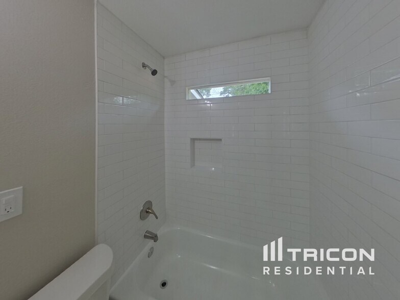 Building Photo - 5229 Westcrest Dr