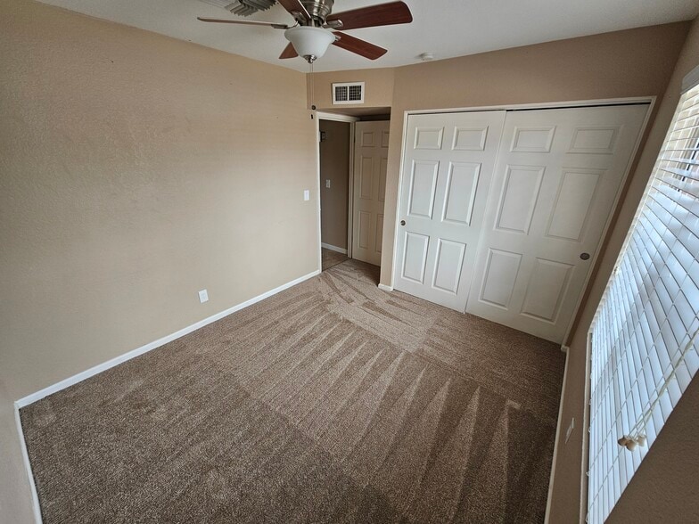 Building Photo - 4945 E Fox St