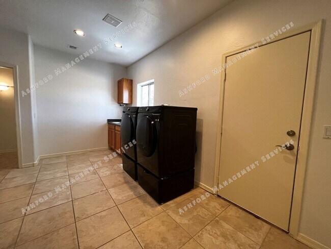 Building Photo - ***MOVE IN SPECIAL***BEAUTIFUL 4 BEDROOM P...