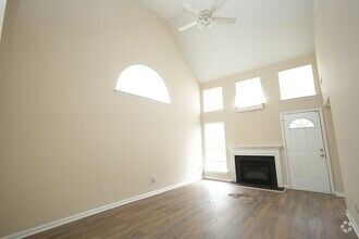 Building Photo - 3 bedroom, 2.5 bathroom home with great cu...