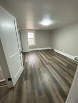 Building Photo - 1370 Sheffield Rd