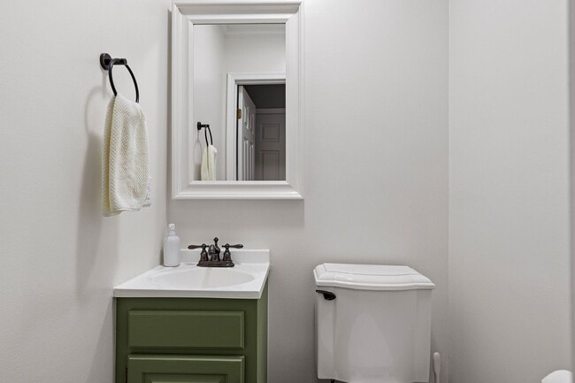 Building Photo - Beautiful End Unit Townhome in Weatherhill Farms
