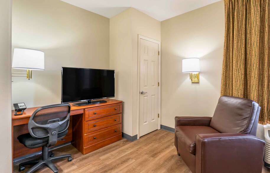 Building Photo - Furnished Studio-Chesapeake - Greenbrier C...