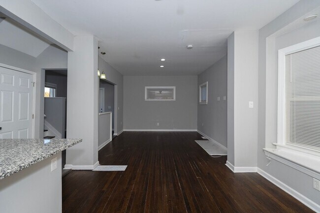 Building Photo - Beautiful 4 Bedroom 2 Bathroom Home in Kansas City!