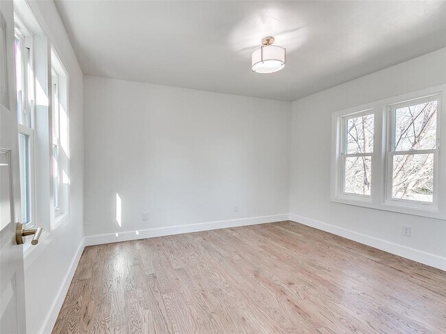 Building Photo - 801 N Ash St