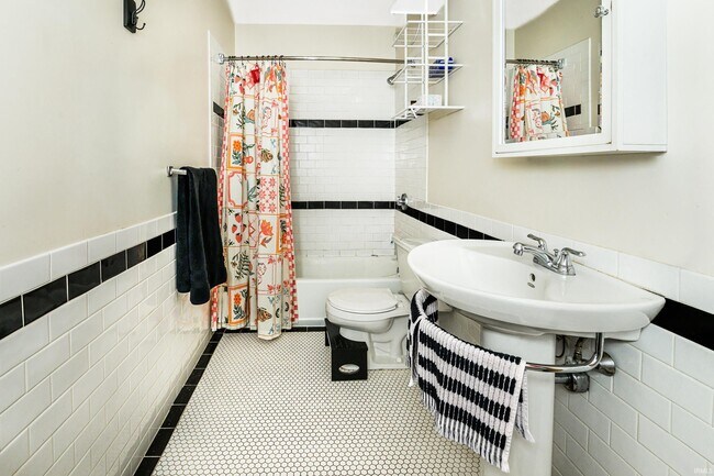 Building Photo - 213 N Walnut St