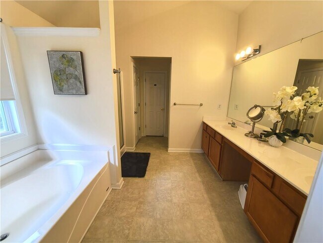 Building Photo - 3362 Briaroak Dr