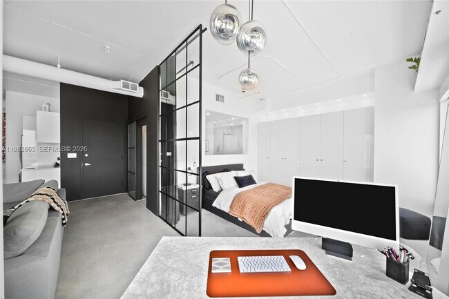 Building Photo - 10 SW South River Dr