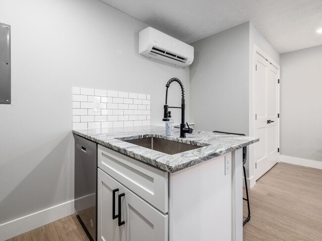 Building Photo - 494 Forest St