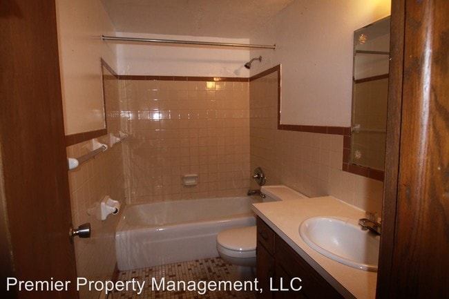 Building Photo - 725 College Ave S