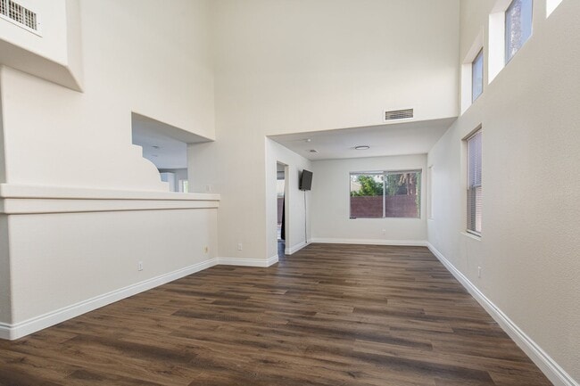 Building Photo - Recently renovated 4 br home in the Southwest