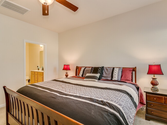Building Photo - Lovely 3 Bedroom 2.5 Bath Townhouse, Easy ...