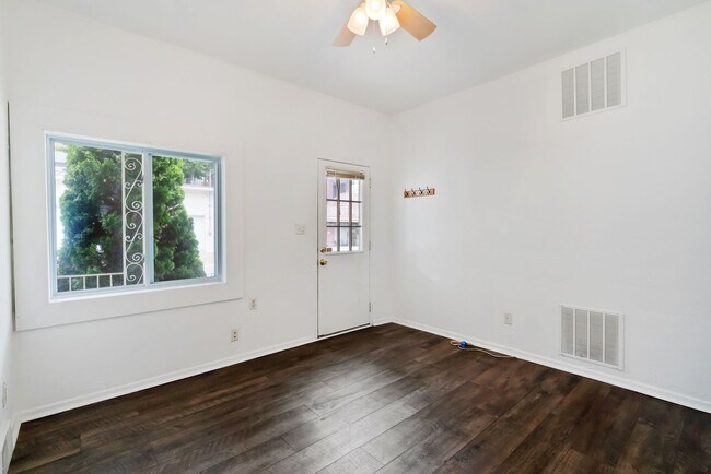 Building Photo - SCORE 1ST MONTH'S RENT FREE IF SIGNED BY AUGUST 7!Convenient 2 Bedroom home in Mt. Washington ava...
