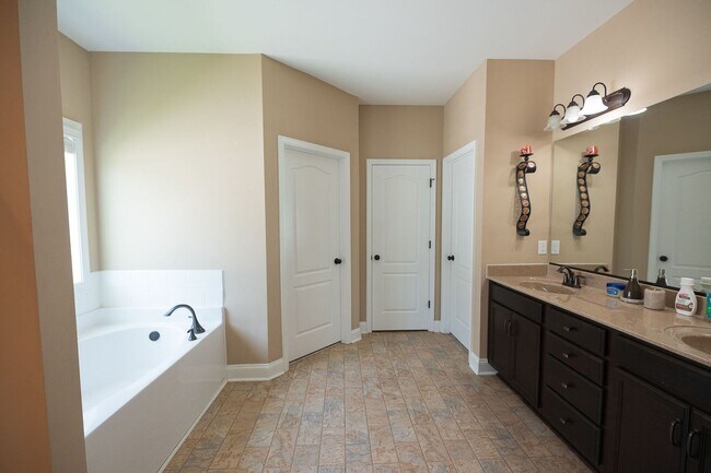 Building Photo - Spacious stunning 5-Bedroom 4 bathroom Home in a Desirable Neighborhood in Summerfield NC