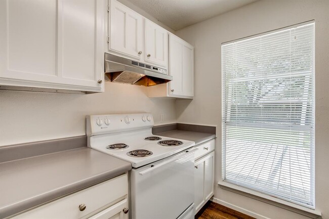 Building Photo - 2504 Ewell Dr
