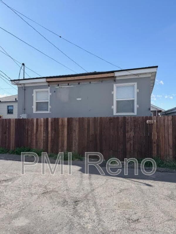 Building Photo - 613 E 2nd St