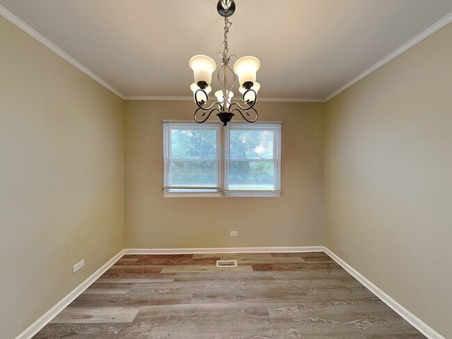 Building Photo - 159 E Timberlane Dr