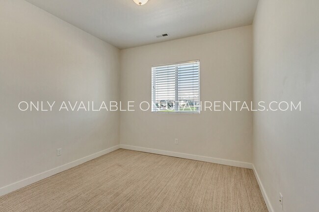 Building Photo - 2353 N Holbrook Way