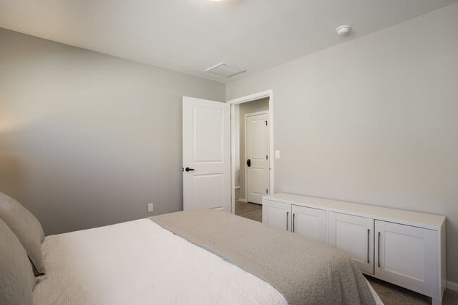 Building Photo - Immediate Move In Available!