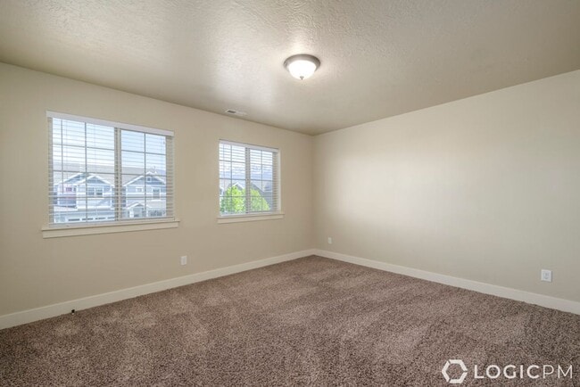Building Photo - Stunning Single Family Home In Excellent L...
