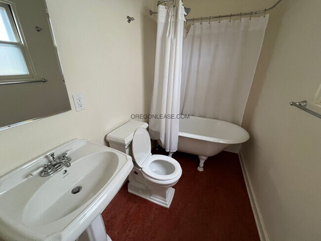 Building Photo - 2 Bedroom 2 bath downtown apartment available now
