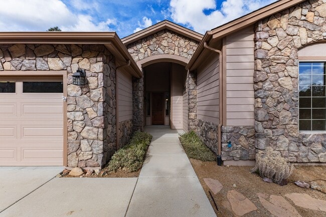 Building Photo - 4 Bedroom, 2 Bathroom Home in Timber Ridge