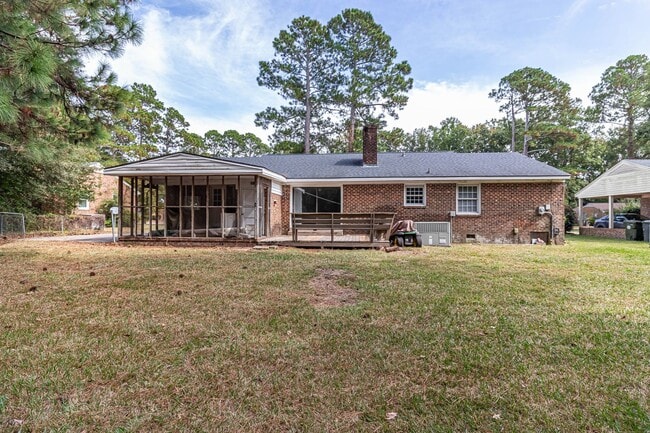 Building Photo - SPACIOUS Brick Home ~ Great location close...