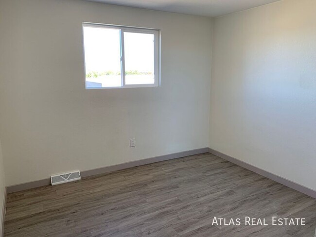 Building Photo - Spacious Duplex in Littleton with Fenced i...