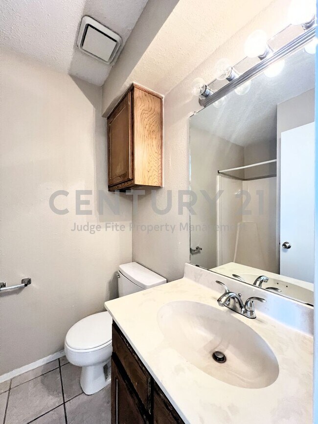 Building Photo - Lovely 2-Story 2/2.5 Condo in Denton For Rent!
