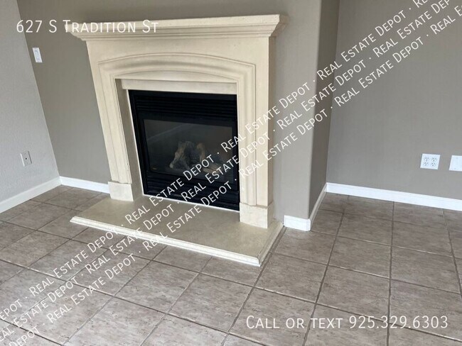 Building Photo - 627 Tradition St