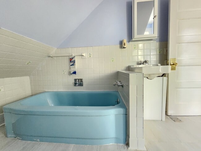 Building Photo - 387 College Ave