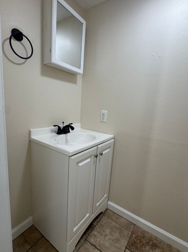 Building Photo - 2328 NW 46th- AVAILABLE NOW!