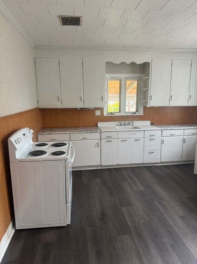 Building Photo - 4 Bedroom 2 Bath House, Yard-Halifax