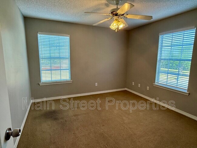 Building Photo - 2121 Pin High Dr