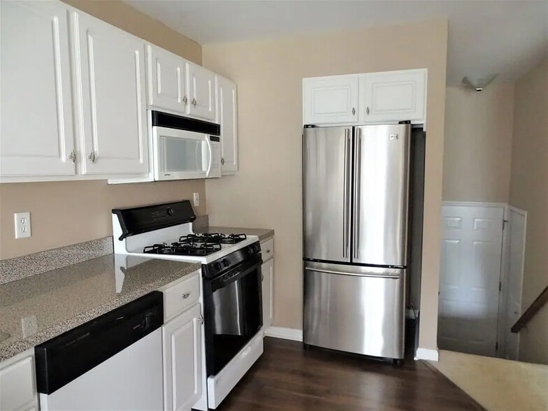 Building Photo - 6472 Lincoln Ct