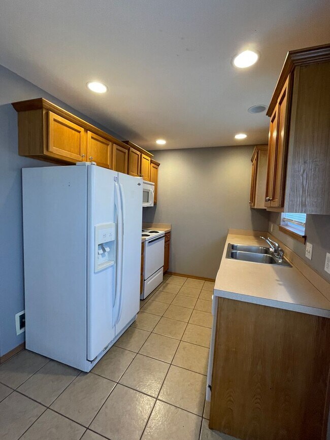 Building Photo - 3 Bedroom Home in Clever Available Now!