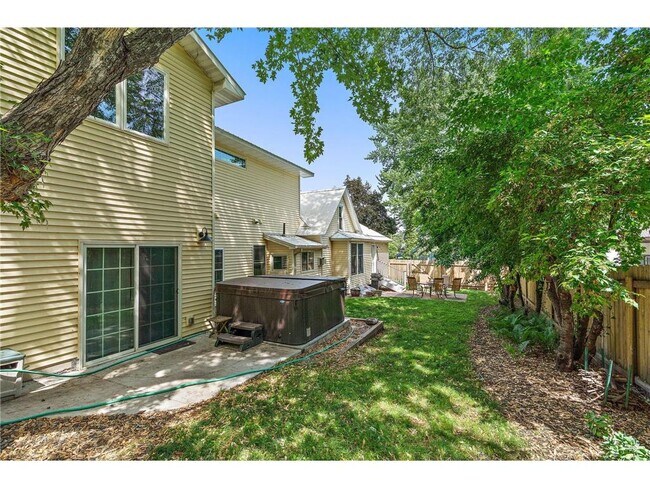 Building Photo - 206 5th St S