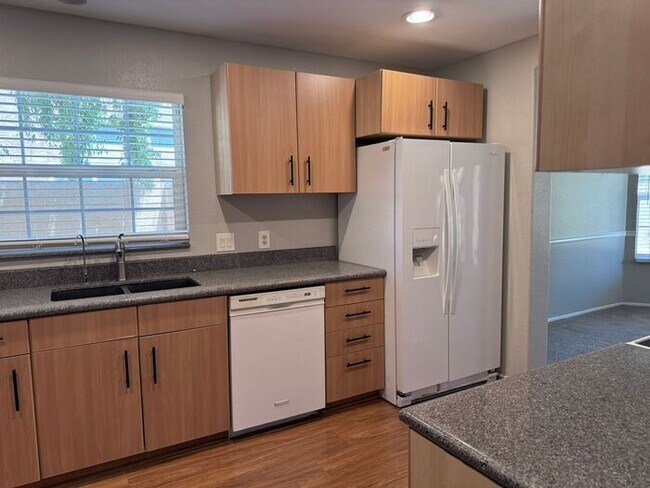 Building Photo - Adorable single floor 4 bedrooms,2 bathroo...